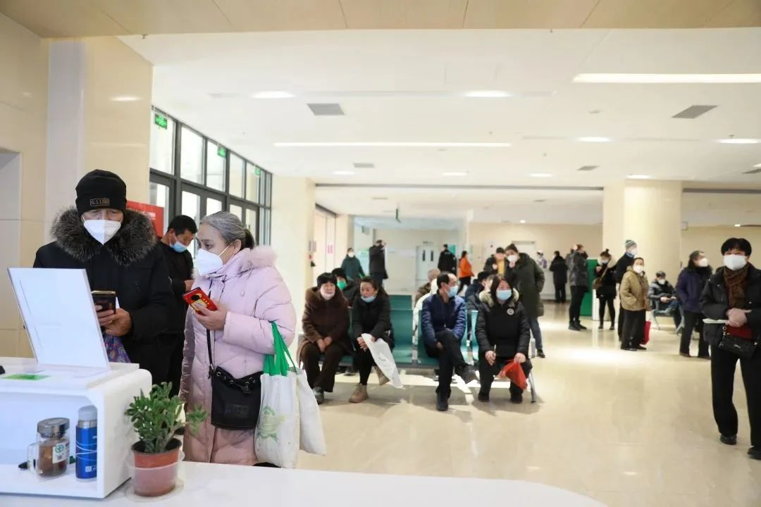 患者如潮，就診場面火爆！市二院著名專家診區(qū)百余位專家陸續(xù)來院出診(圖1)